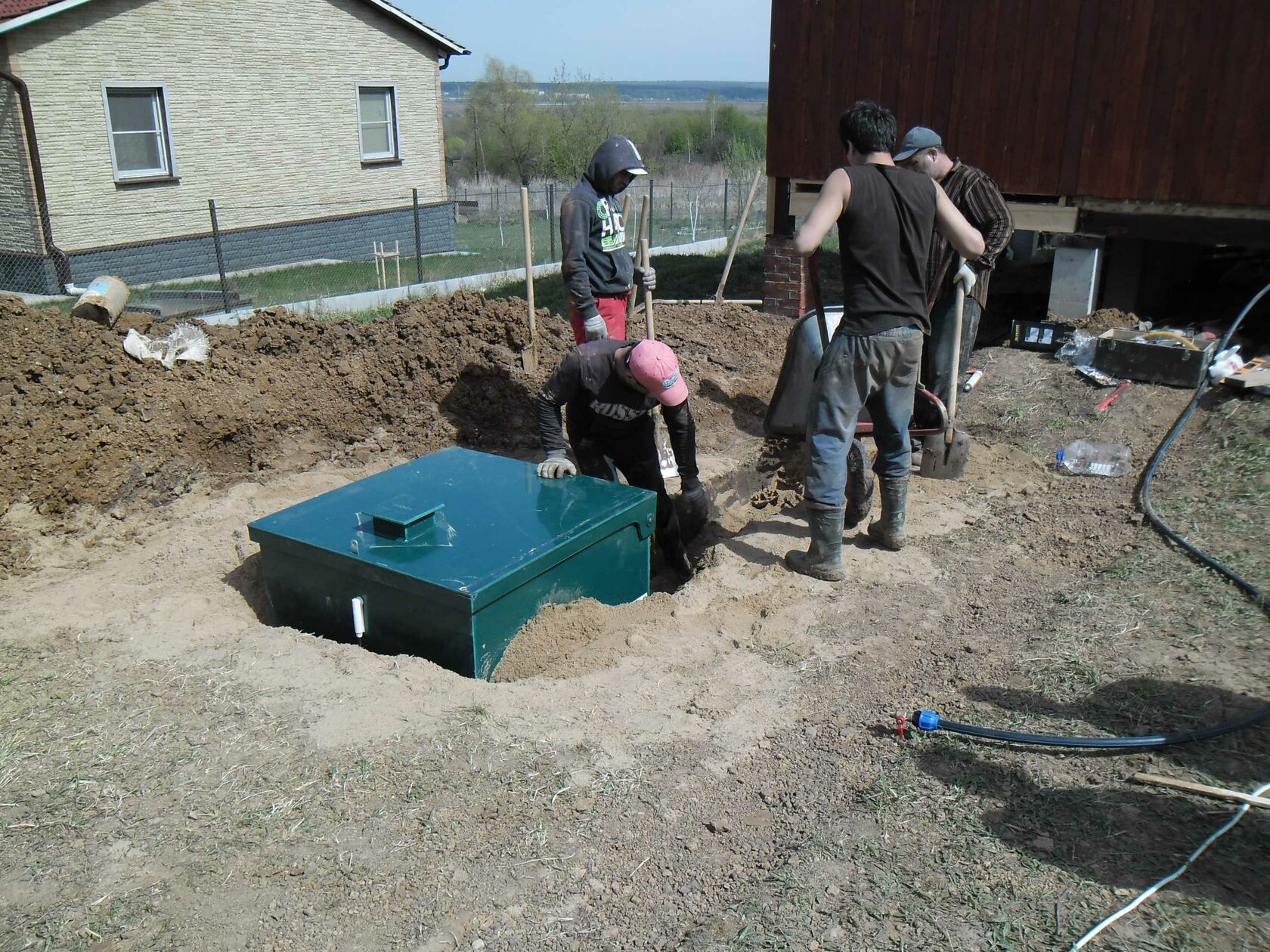 Монтаж автономной канализации возле загородного дома
